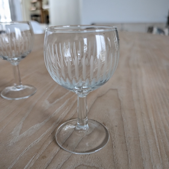 Set of 4 Small Etched Wine Glasses - Picture 3 of 4